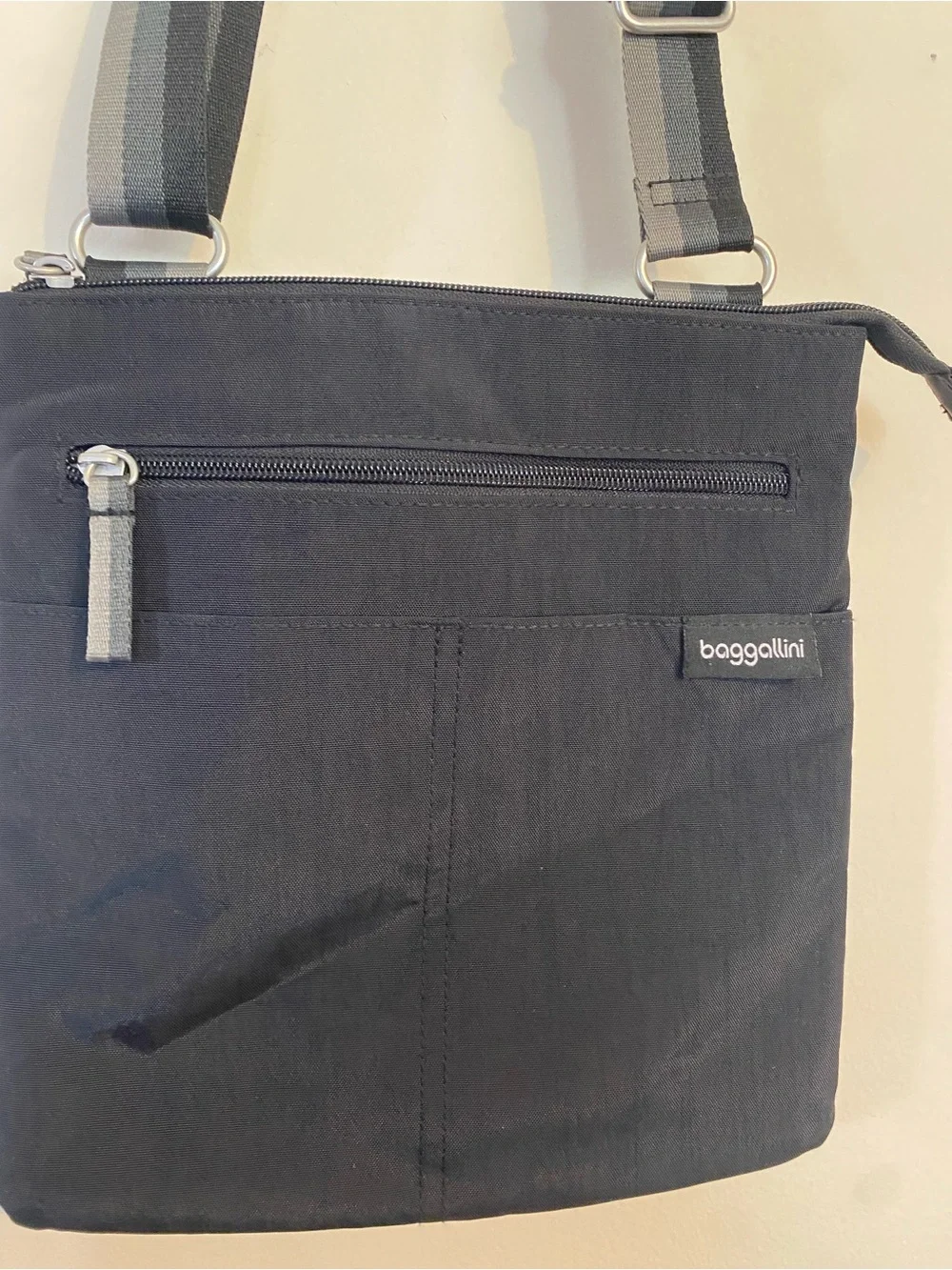 Baggallini Black Crossbody Travel Bag Adjustable Strap, Slim, Multiple pockets